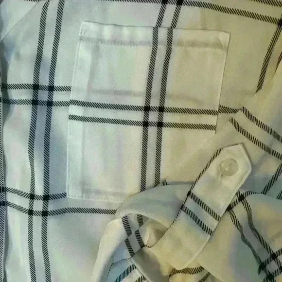 Lightweight black-and-white button-down - Picture 5 of 8